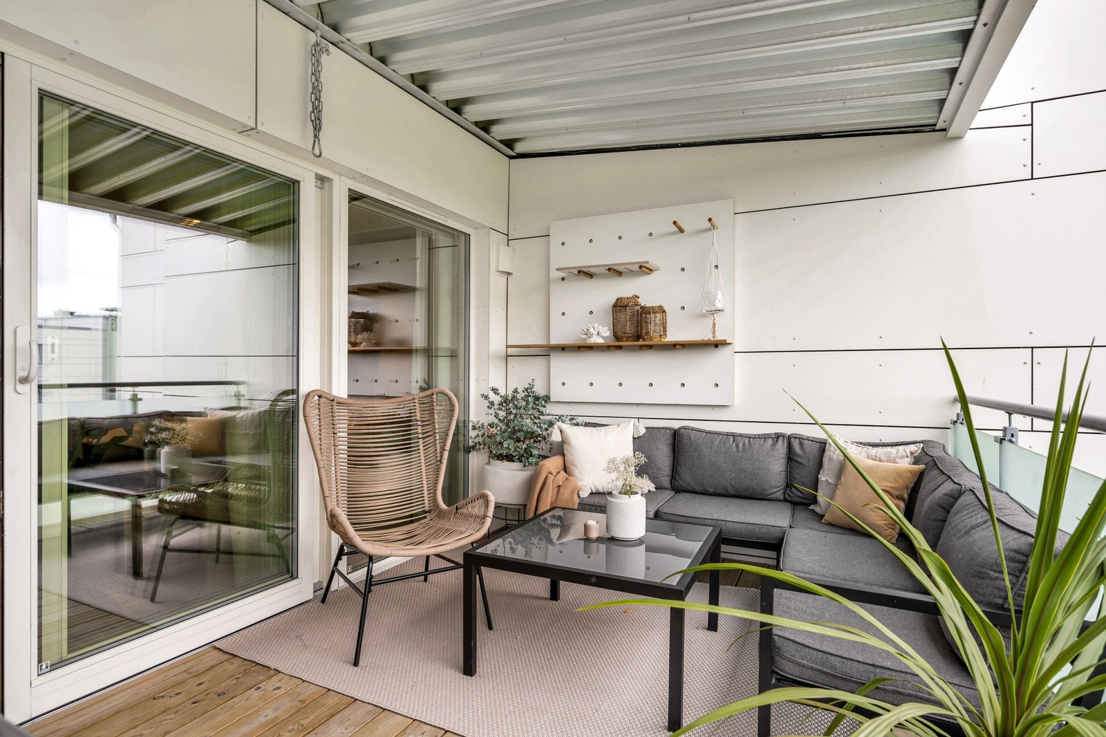 Med skyvedør oppleves balkongen som en forlengelse av stuen på finværsdager. Med sine 11 kvm har man god plass til utemøblement og grill e.l. Galleribilde