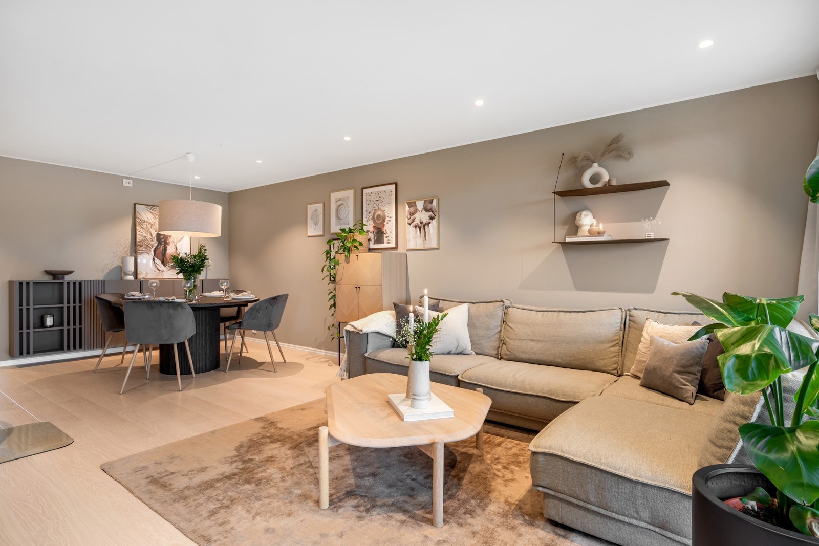 På stuen har man plass til både egen TV-sone og spisesone. Hele leiligheten er malt i tidsriktige fargetoner. Galleribilde