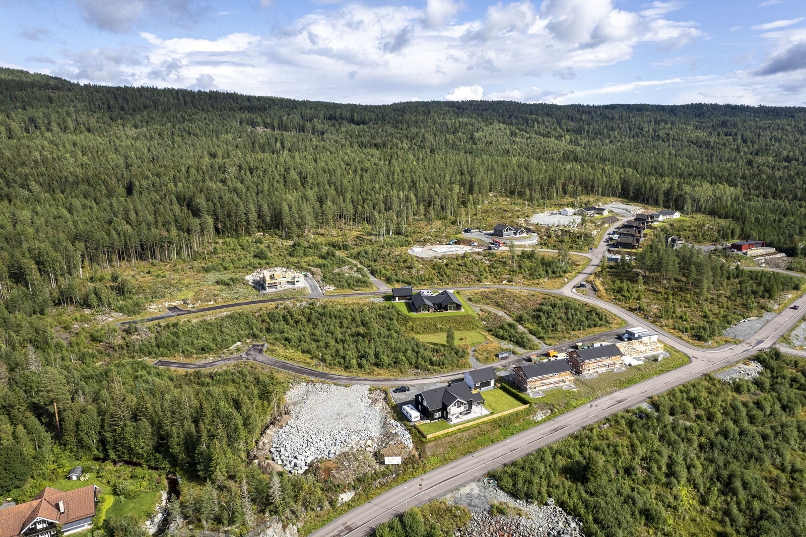 Eiendomsmegler MNEF Lars Bredeveien presenterer et solrikt tomteområde på Lampeland øst. Galleribilde