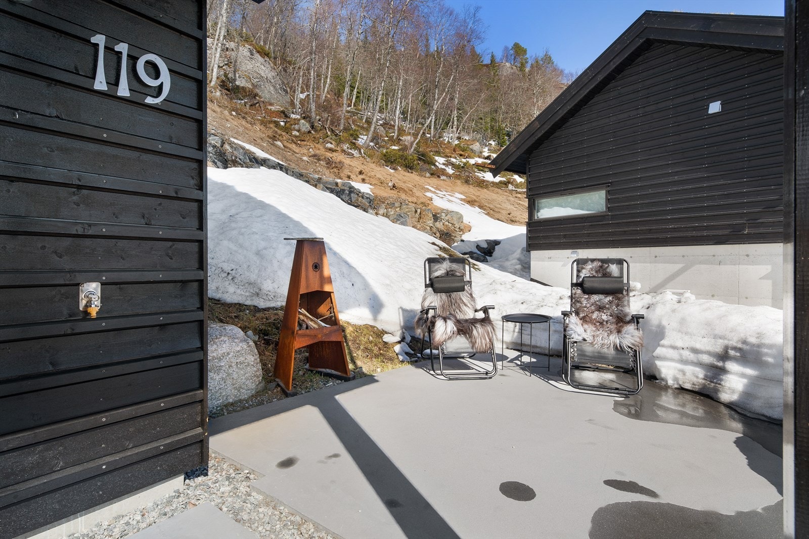 Man kan også nyte solen rett ved innganspartiet Galleribilde