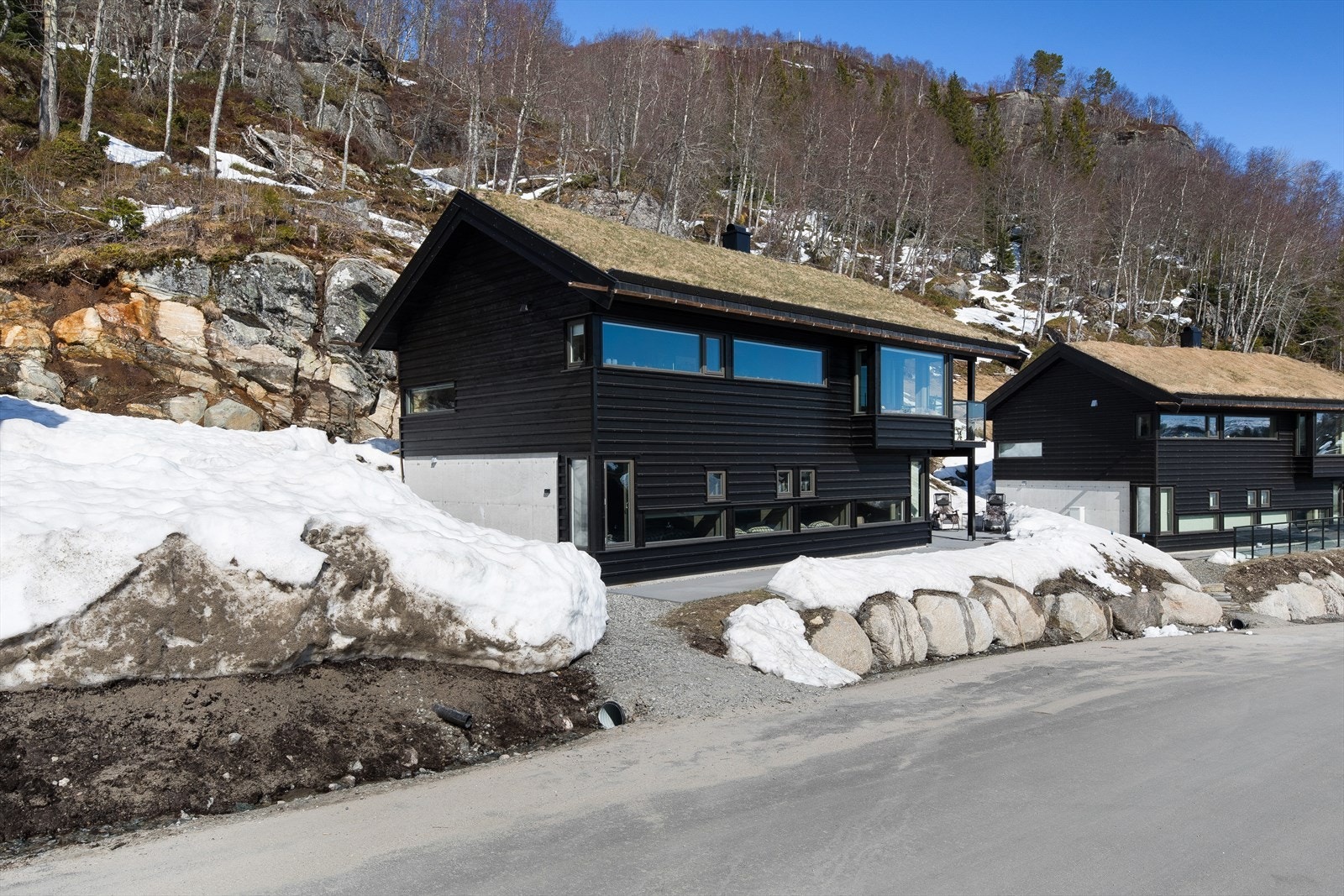 Parkering til 2 biler langs vei Galleribilde