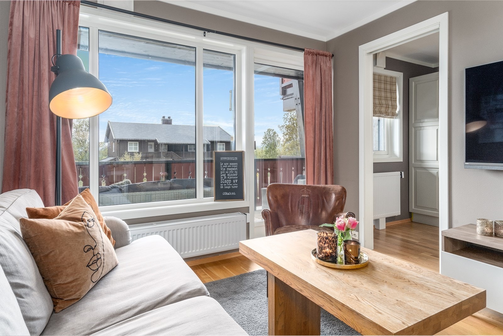 Store vinduer som slipper inn godt med naturlig lys. Galleribilde