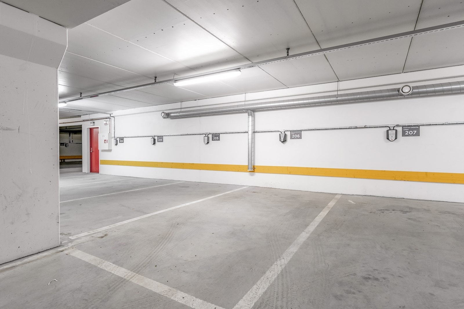 Garasjeplass i felles garasjeanlegg i kjeller tilhørende seksjonen. Galleribilde