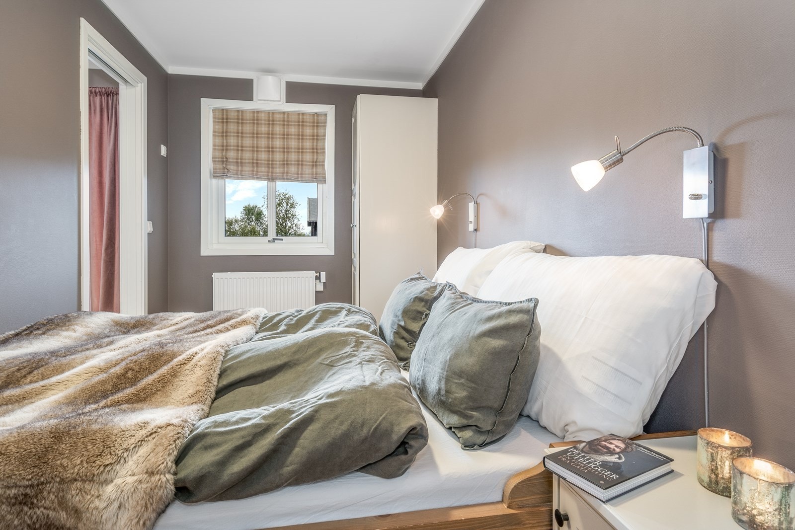 Lunt og koselig soverom, med skyvedør inn fra stue. Galleribilde