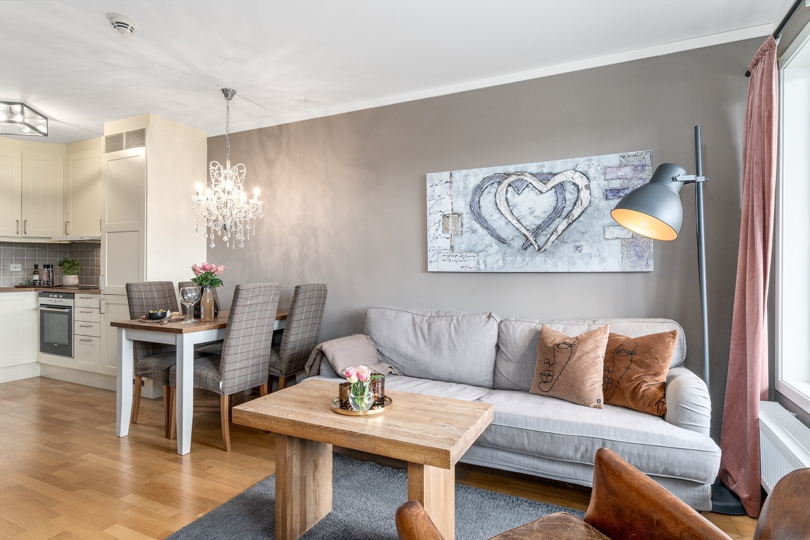 Leiligheten er holdt i en lun fargeskala, med malte glatte vegger og parkett på gulv. Galleribilde