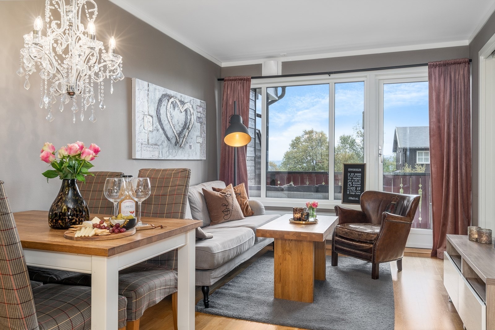 Stue med plass for salong og en sittegruppe. Galleribilde