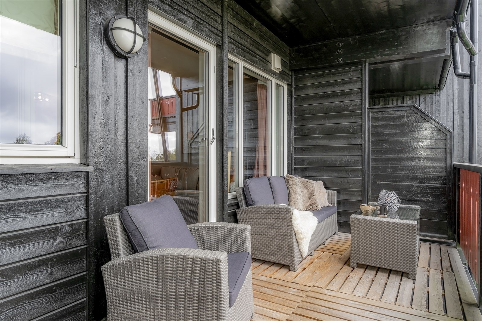 Fra stue er det utgang til overbygd terrasse. Galleribilde