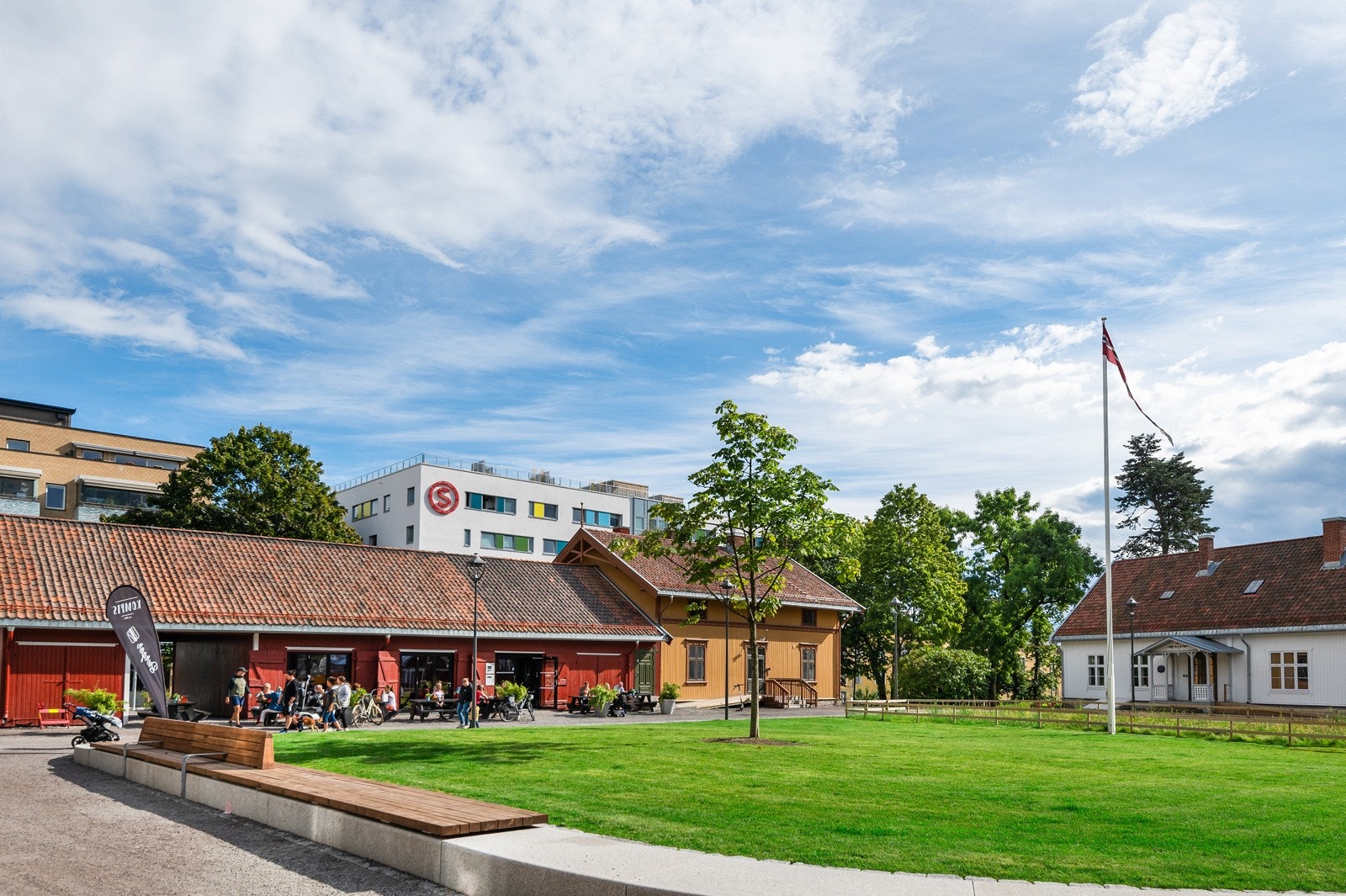 Lillo Gård med uteservering og diverse forretninger like ved. Galleribilde