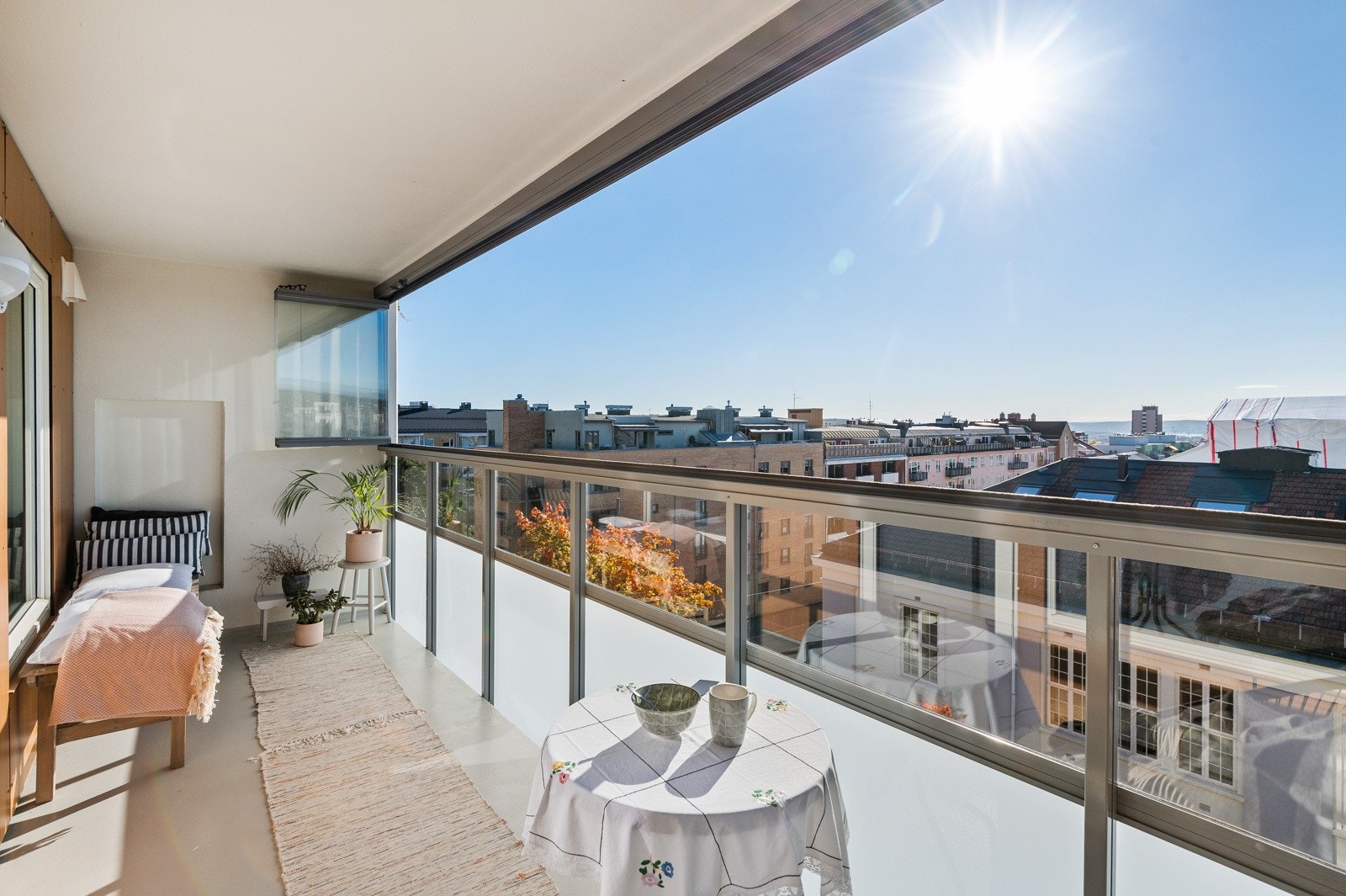 Stor sydvestvendt balkong med flott utsikt og optimale solforhold. Galleribilde