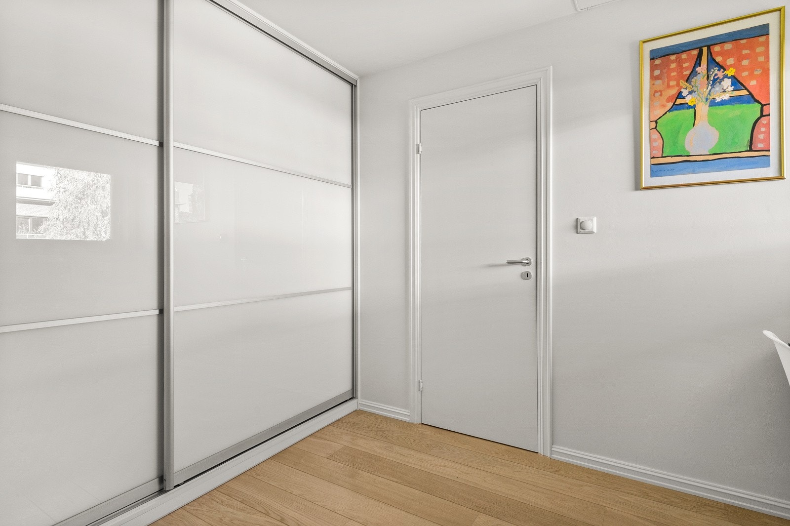 Begge soverommene er utstyrt med skyvedørsgarderober. Galleribilde