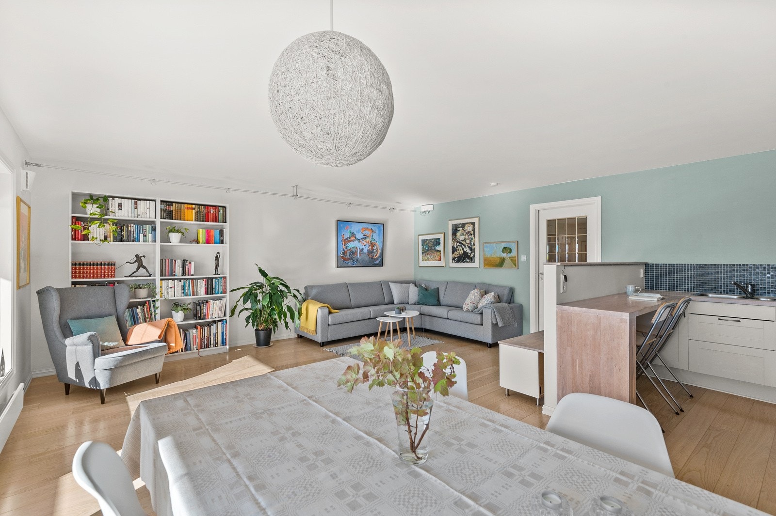 Stue - spisestue - kjøkken i åpen, sosial løsning. Galleribilde