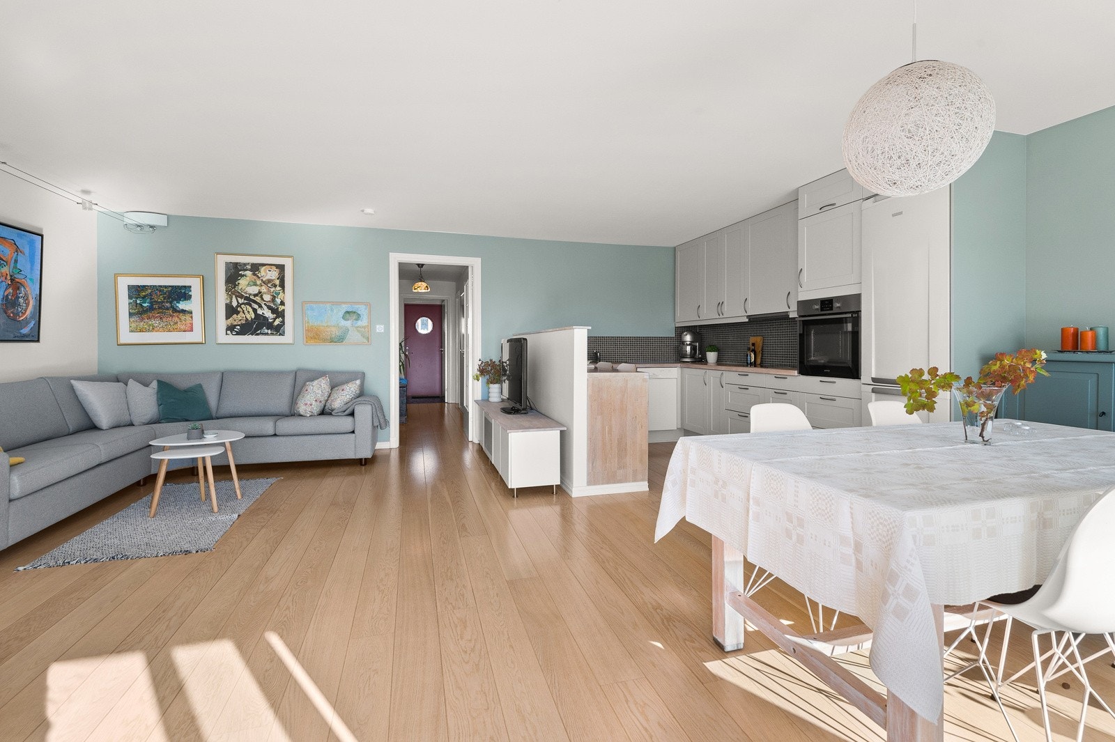 Stue - spisestue - kjøkken i åpen, sosial løsning. Galleribilde