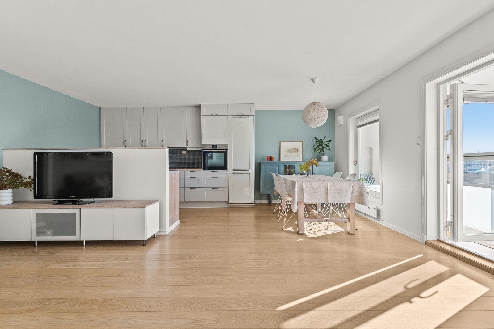 Kjøkkenet i delvis åpen løsning mot stuen, praktisk adskilt med halvøy. Galleribilde