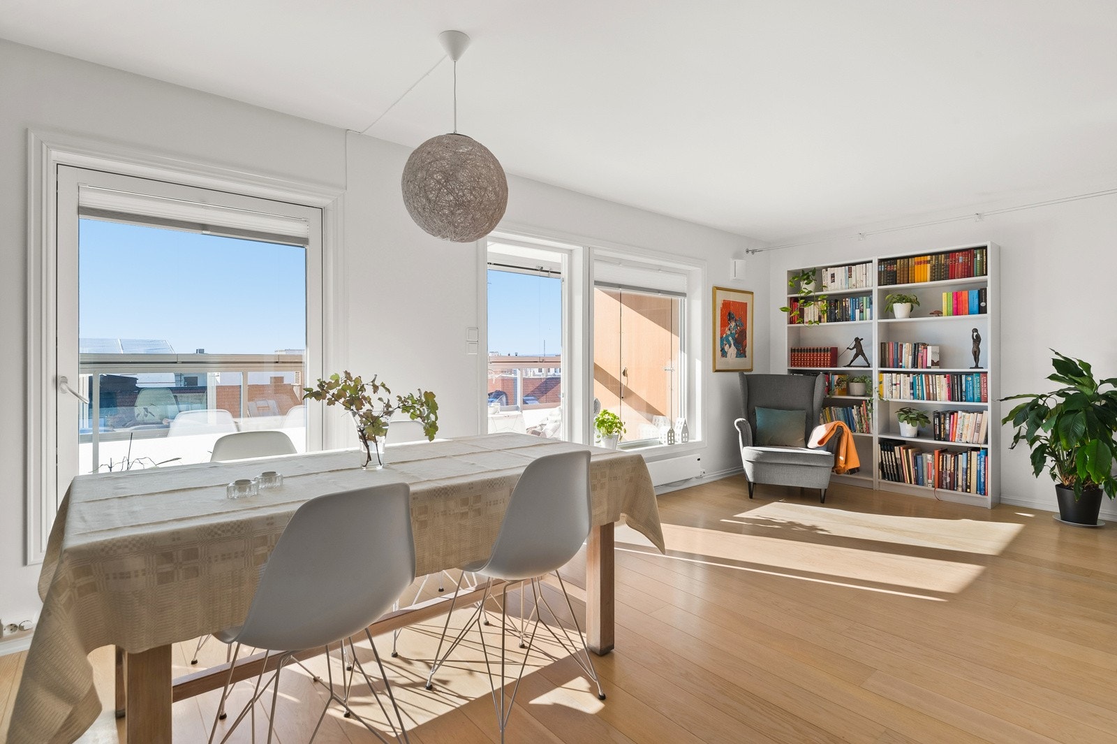 Stue med utgang til balkong. Galleribilde