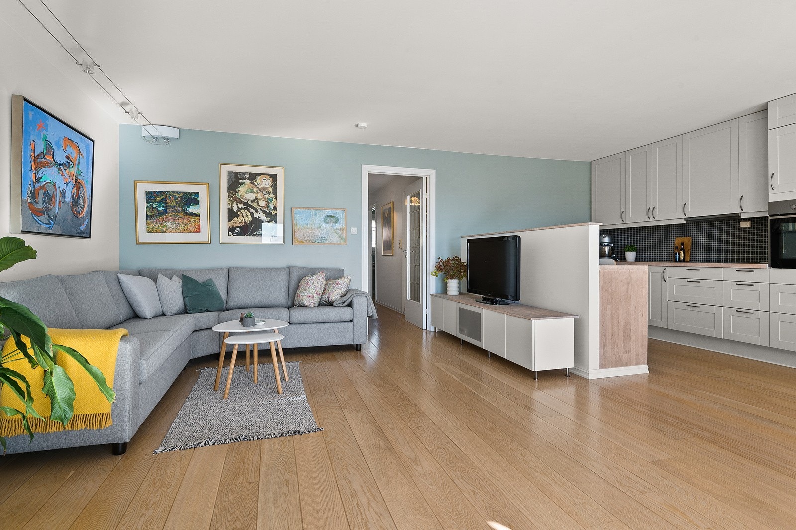 Romslig stue med god plass til både sofagruppe og spisebord. Galleribilde