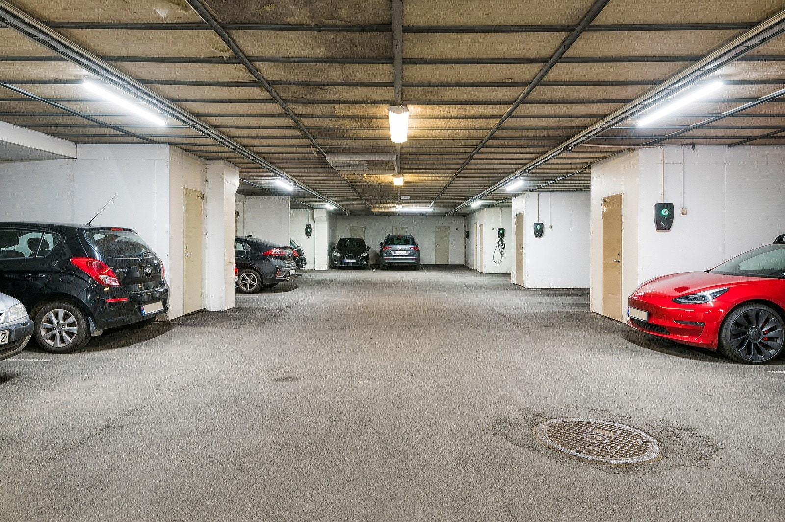 Heisadkomst til garsajekjeller og bod/frysebod. Galleribilde