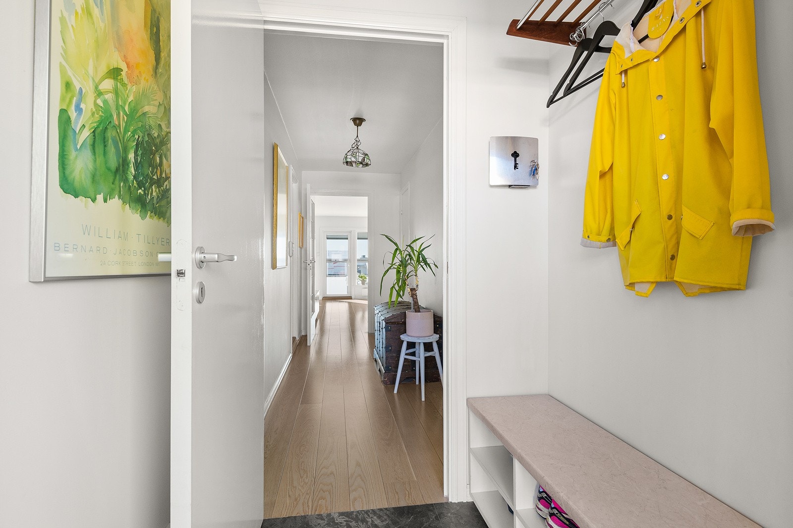 Entré med laminatfliser på gulv og innredning for sko/yttertøy. Galleribilde