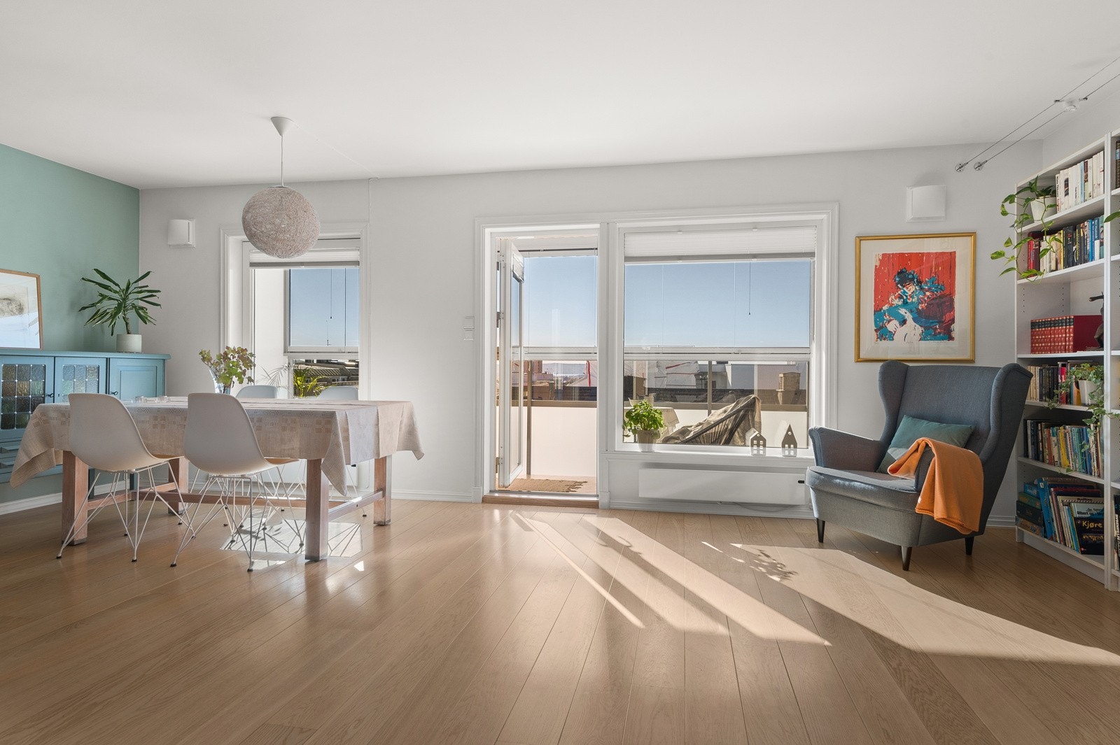 Stue med svært gode lysforhold fra store sydvestvendte vindusflater. Galleribilde