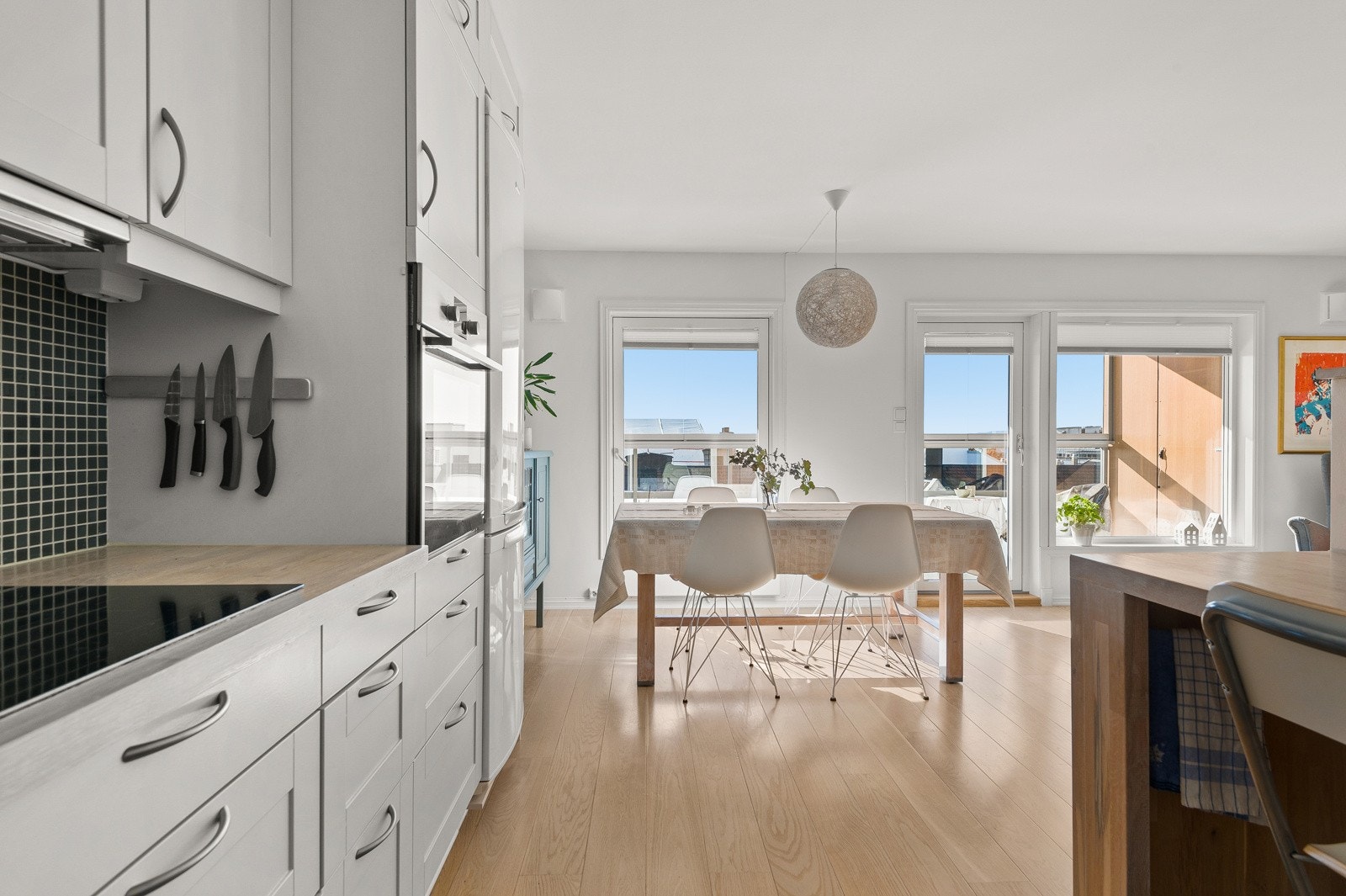 Integrerte hvitevarer: Stekeovn i arbeidshøyde, induksjonstopp og oppvaskmaskin. Kjøl-/fryseskap inkludert. Galleribilde