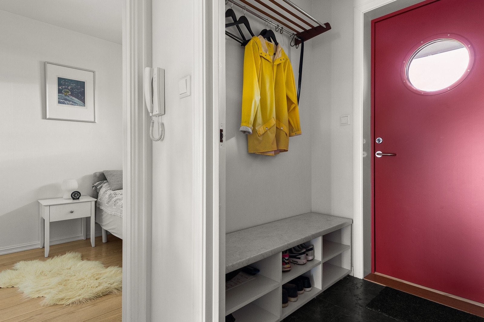 Entré med laminatfliser på gulv og innredning for sko/yttertøy. Galleribilde