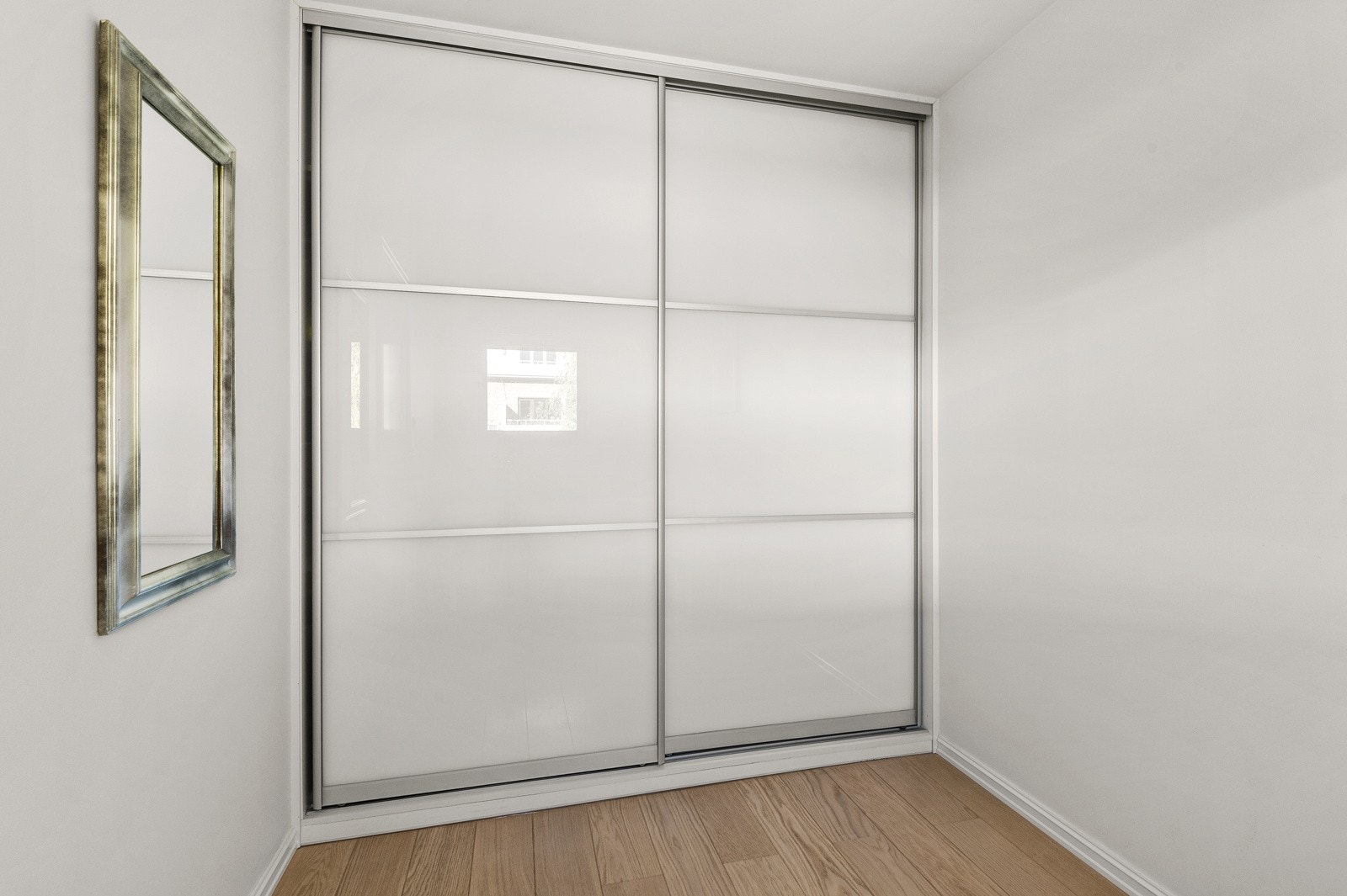 Begge soverommene er utstyrt med skyvedørsgarderober. Galleribilde