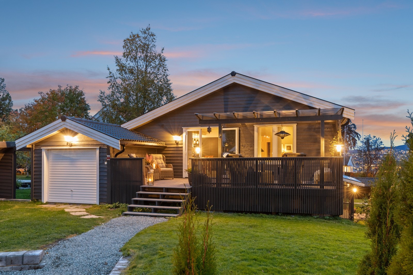 Boligen har flotte uteområder med en praktisk og delvis overbygd veranda.
