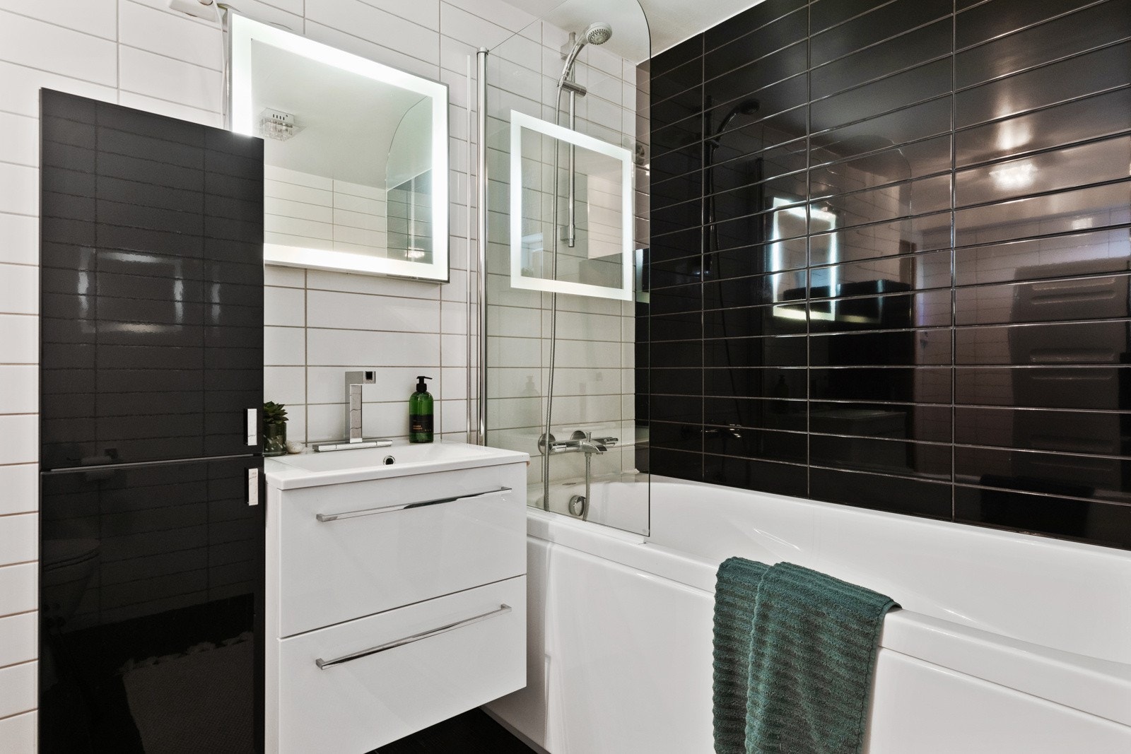 Baderommet i 1 etg har fliser på gulv med gulvvarme og vegg. Badet ble oppgradert i 2014.