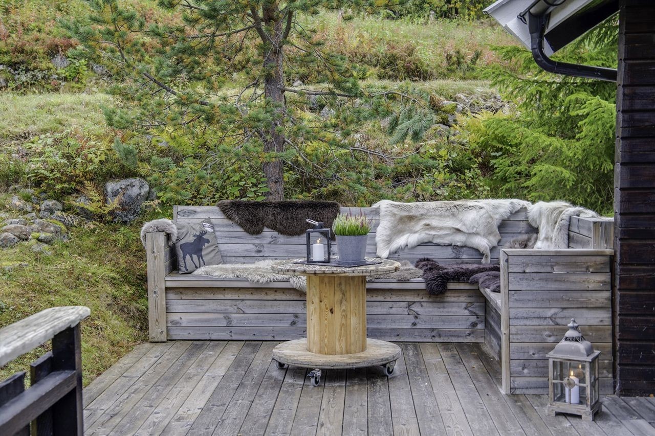 Plassnekret hjørnebenk lunt plassert på terrassen Galleribilde