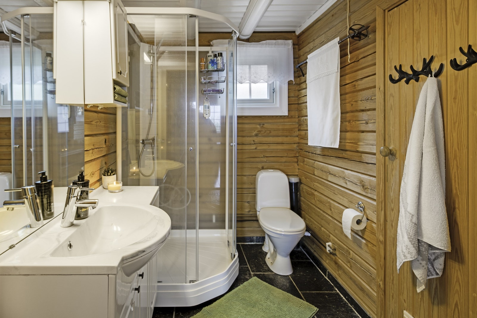 Bad med adkomst til rom med opplegg for vaskemaskin. Dette var opprinnelig en badstue og kan lett gjøres om igjen til dette om ønskelig Galleribilde