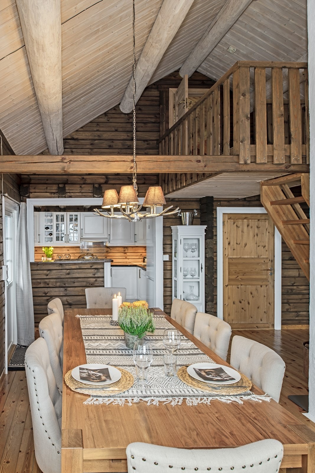 Langbord praktisk plassert ved kjøkkenet. Legg merke til takhøyden og hemsen! Galleribilde