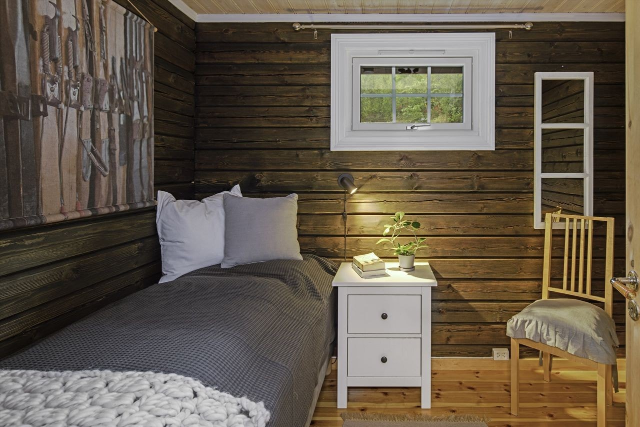 Soverom 3 er innredet med en enkeltseng og med plass til garderobeskap eller ekstra sengeplass og ønskelig Galleribilde