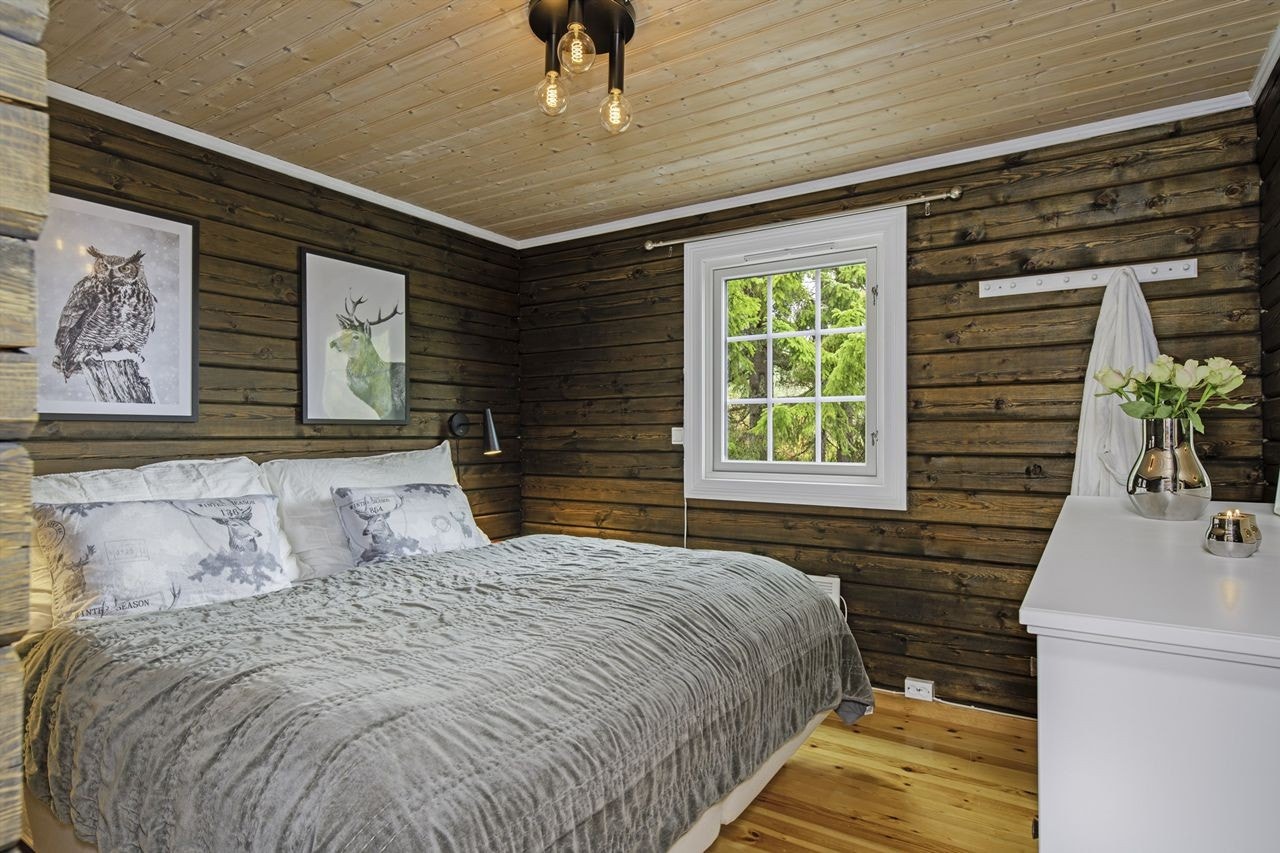 Soverommene er i samme gjennomførte stil. Her fra hovedsoverommet med dobbeltseng Galleribilde