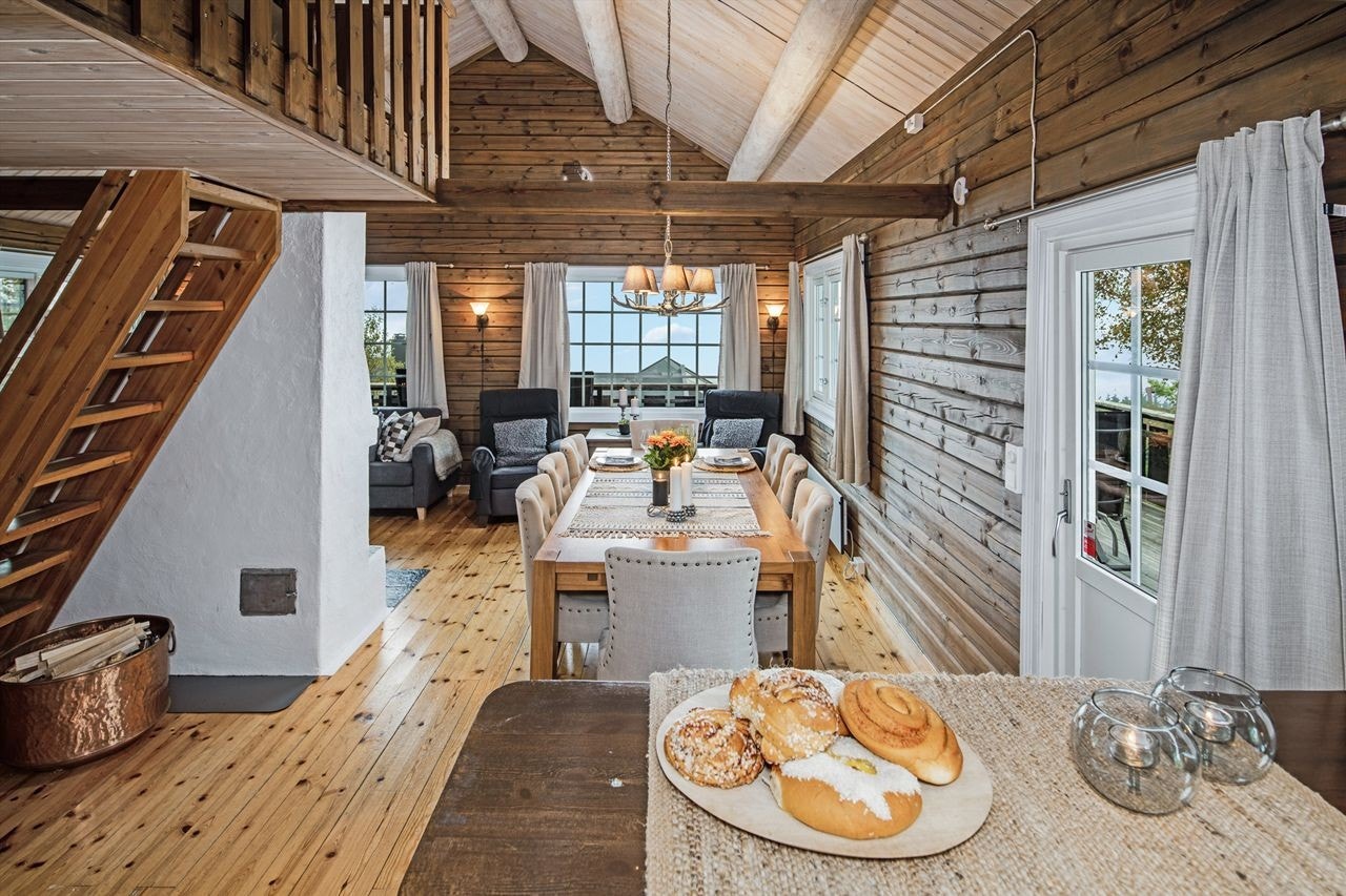 Lunt og koselig i stua. Utgang til terrassen Galleribilde