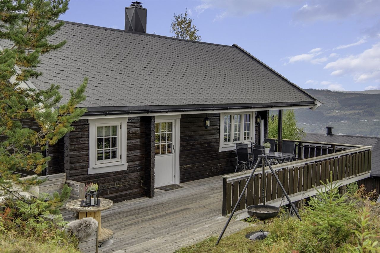 Stor terrasse mot øst og sør gir plass til fine utestunder Galleribilde