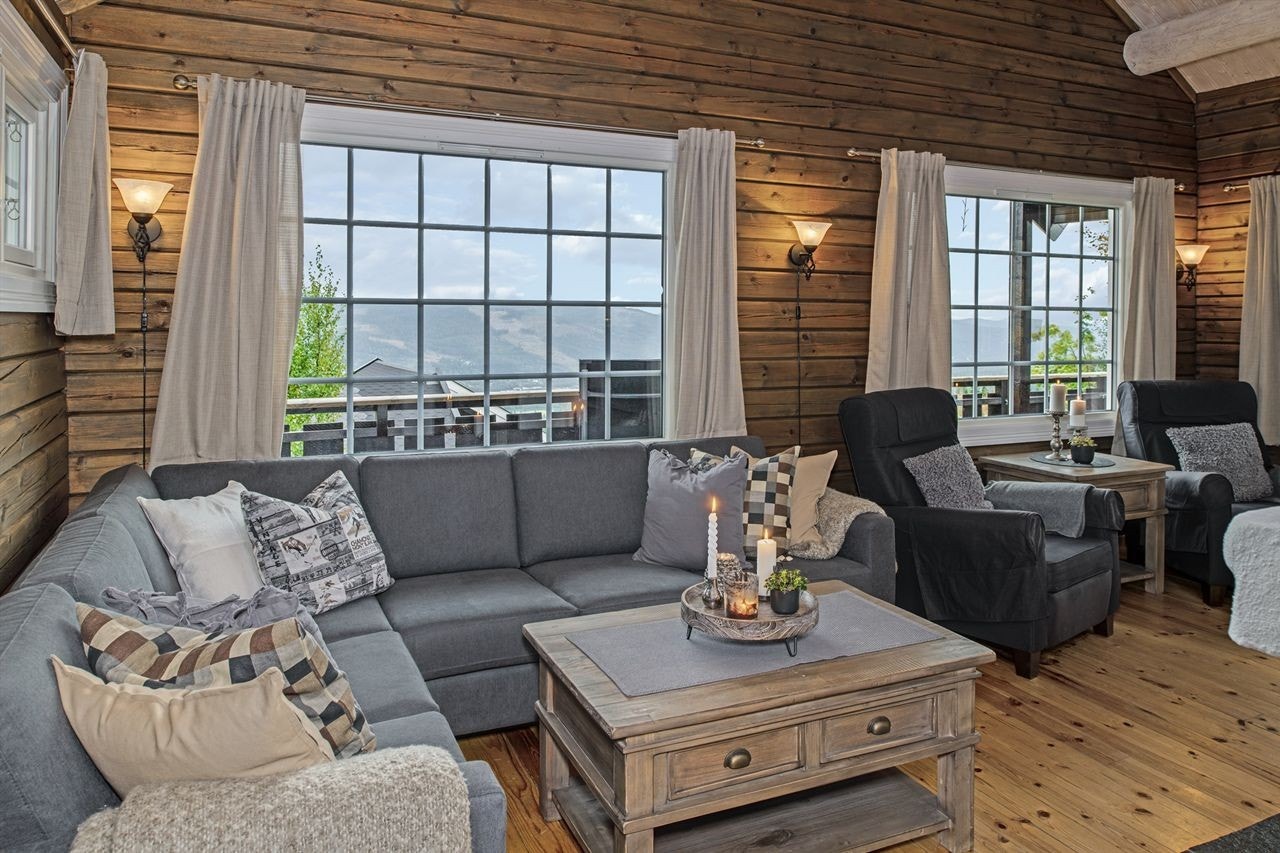 Stua har ekstra store vinduer for fin utsikt og lys Galleribilde