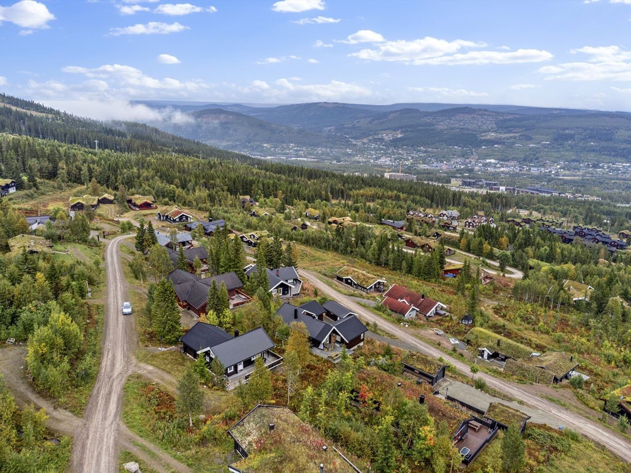 Hytta ligger luftig til med transporttraseen like nedenfor Galleribilde