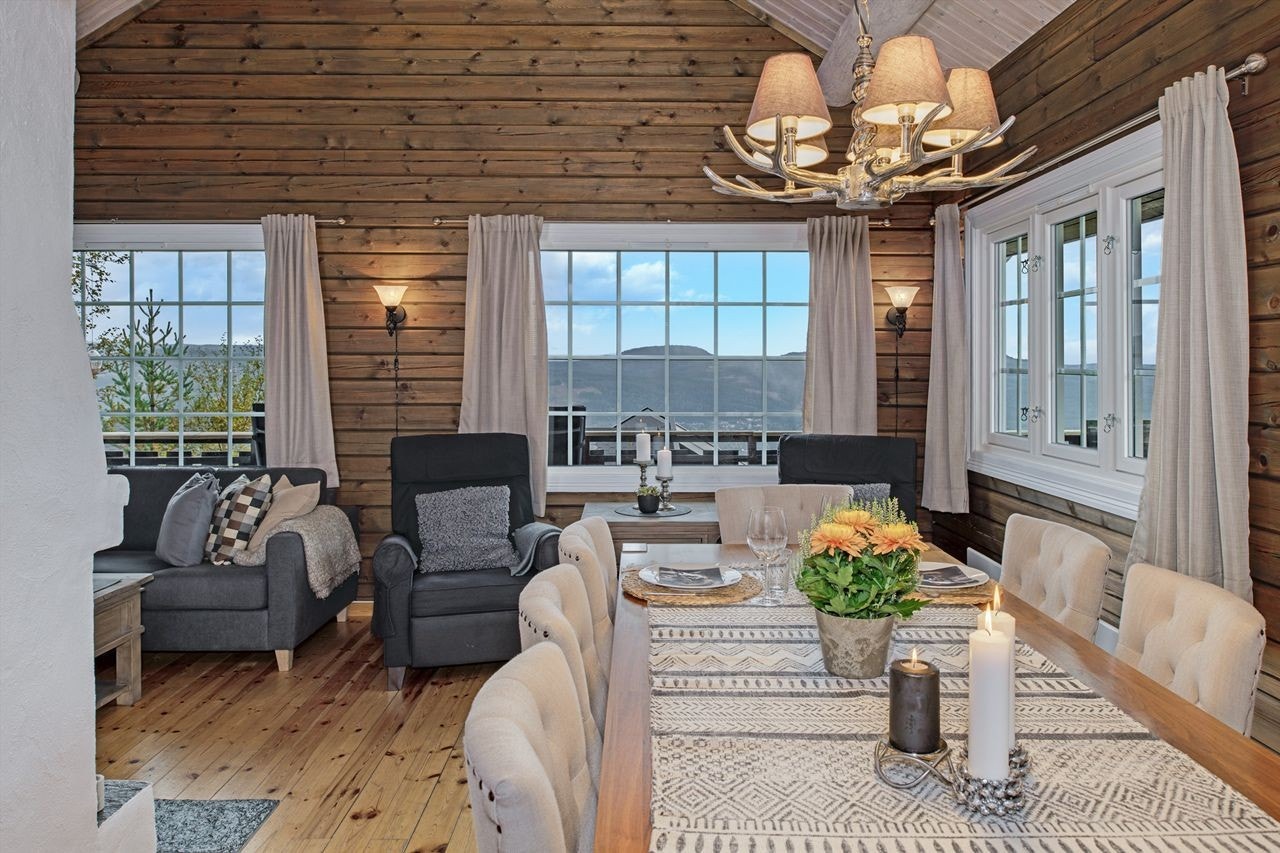 Plass til langbord for sosiale måltider med familie og venner Galleribilde