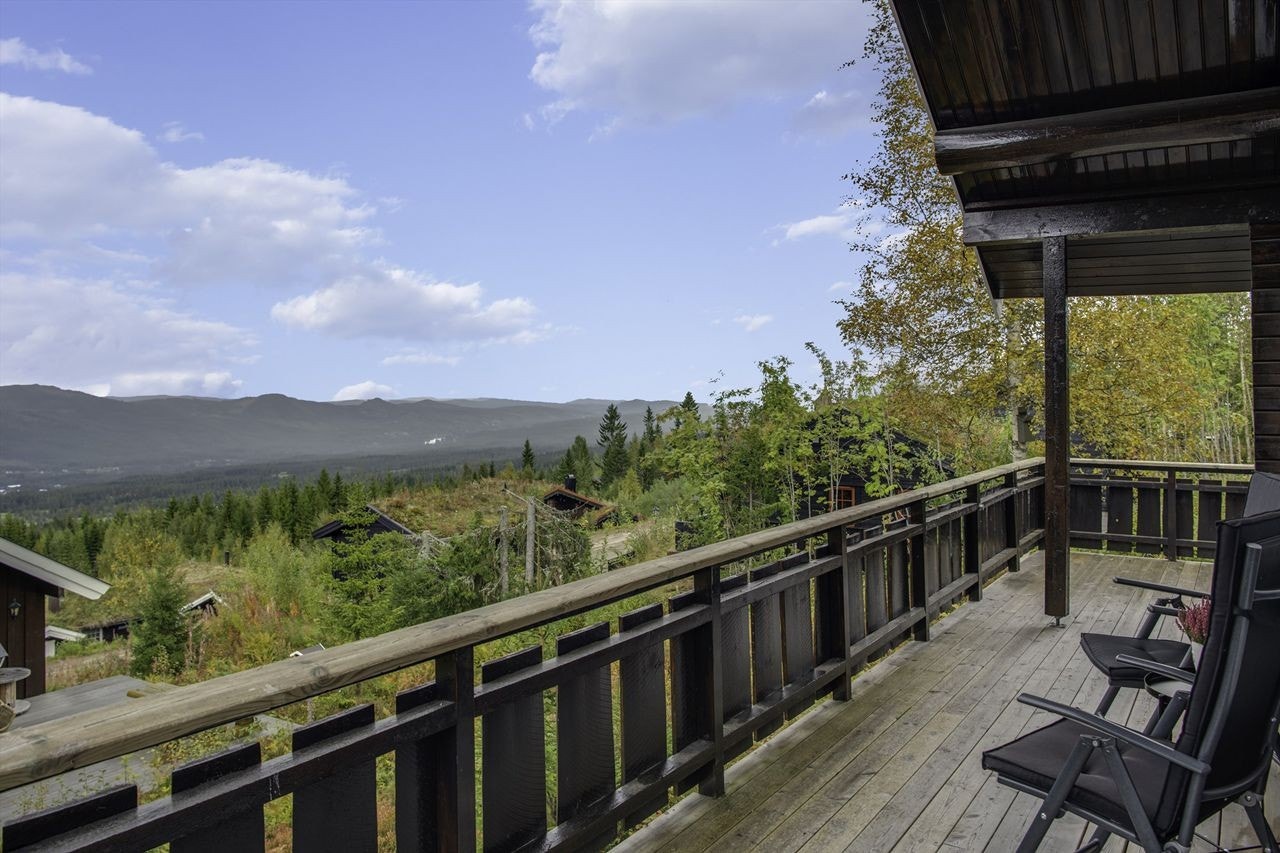 Utsikt mot dalen sørover med Trysilelva. Her kan man nyte morgenkaffen i sola Galleribilde