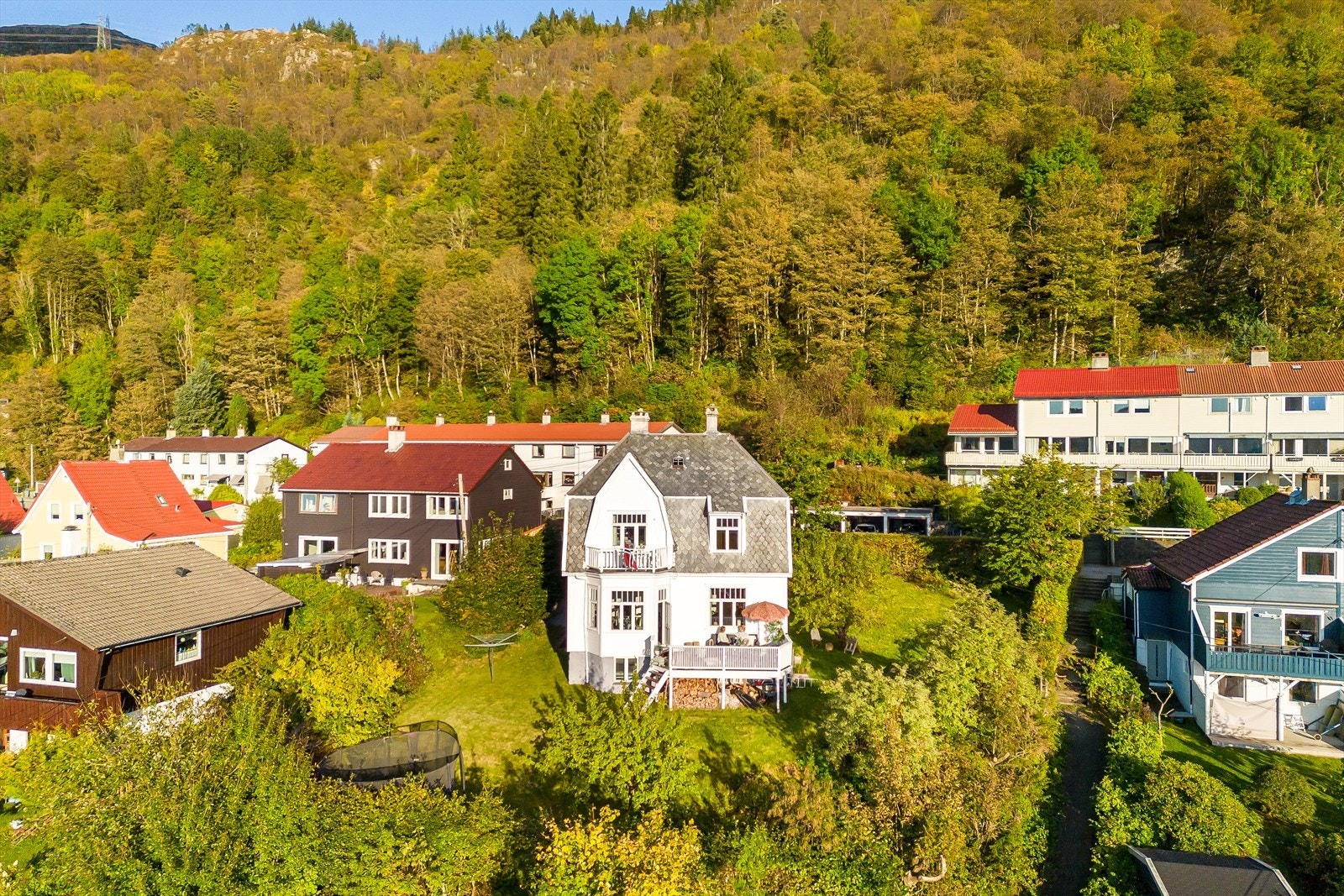 Boligen har en nydelig plassering på et høydedrag, med fantastisk utsikt over Bergen og mot Fana. Galleribilde