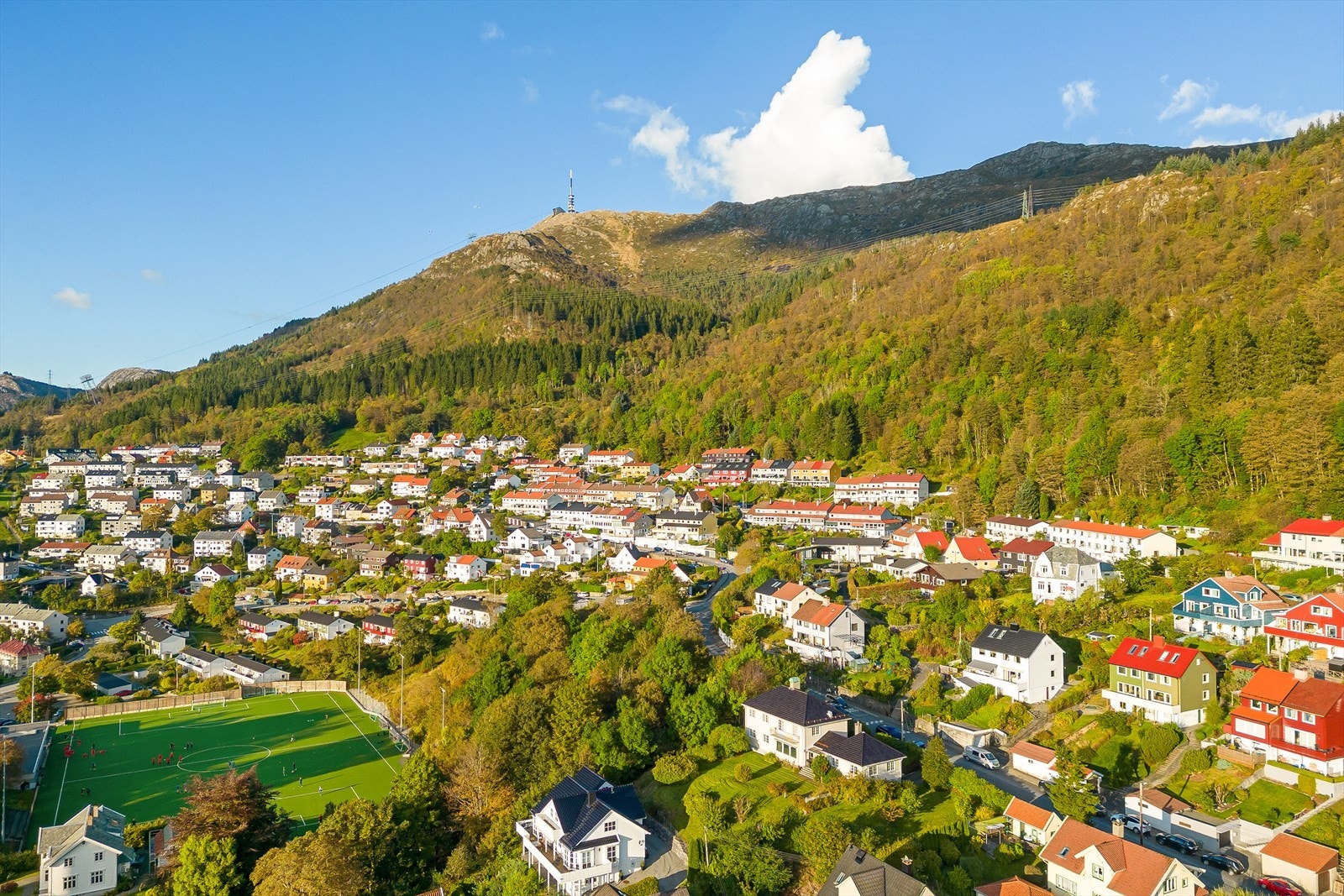 Fra boligen er det kort avstand til store arbeidsplasser, barnehager, skoler, kollektiv og fantastiske tur- og rekreasjonsmuligheter. Galleribilde