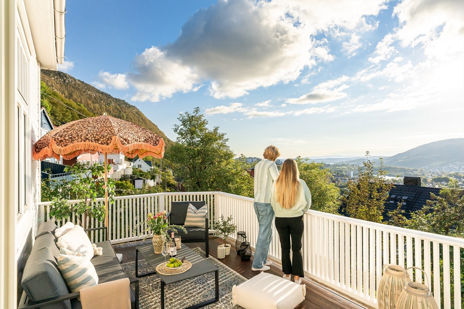 Fra hovedplanet er det utgang til terrasse på 15,5m². Galleribilde
