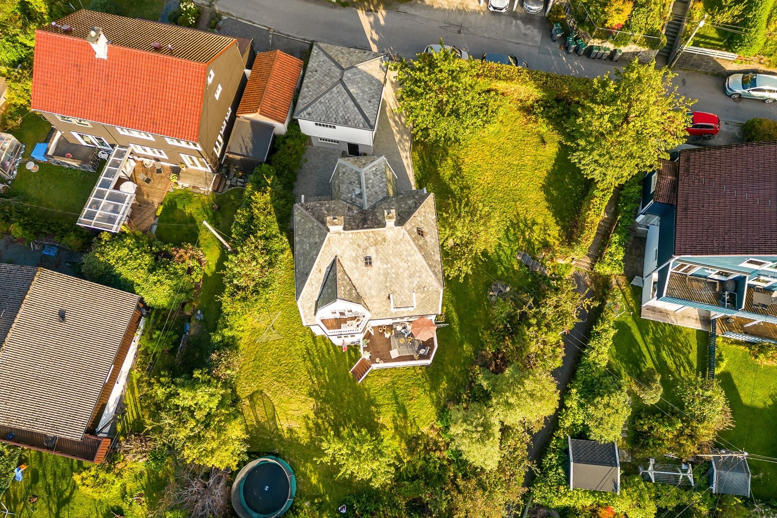 På tomten står det ærverdige huset, samt en dobbel garasje. Galleribilde