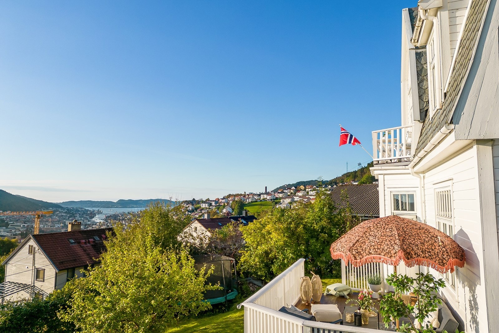 Denne er naturlig nok svært solrik, og man har nydelig utsikt både mot Bergen sentrum, Løvstakken og mot Fana. Galleribilde