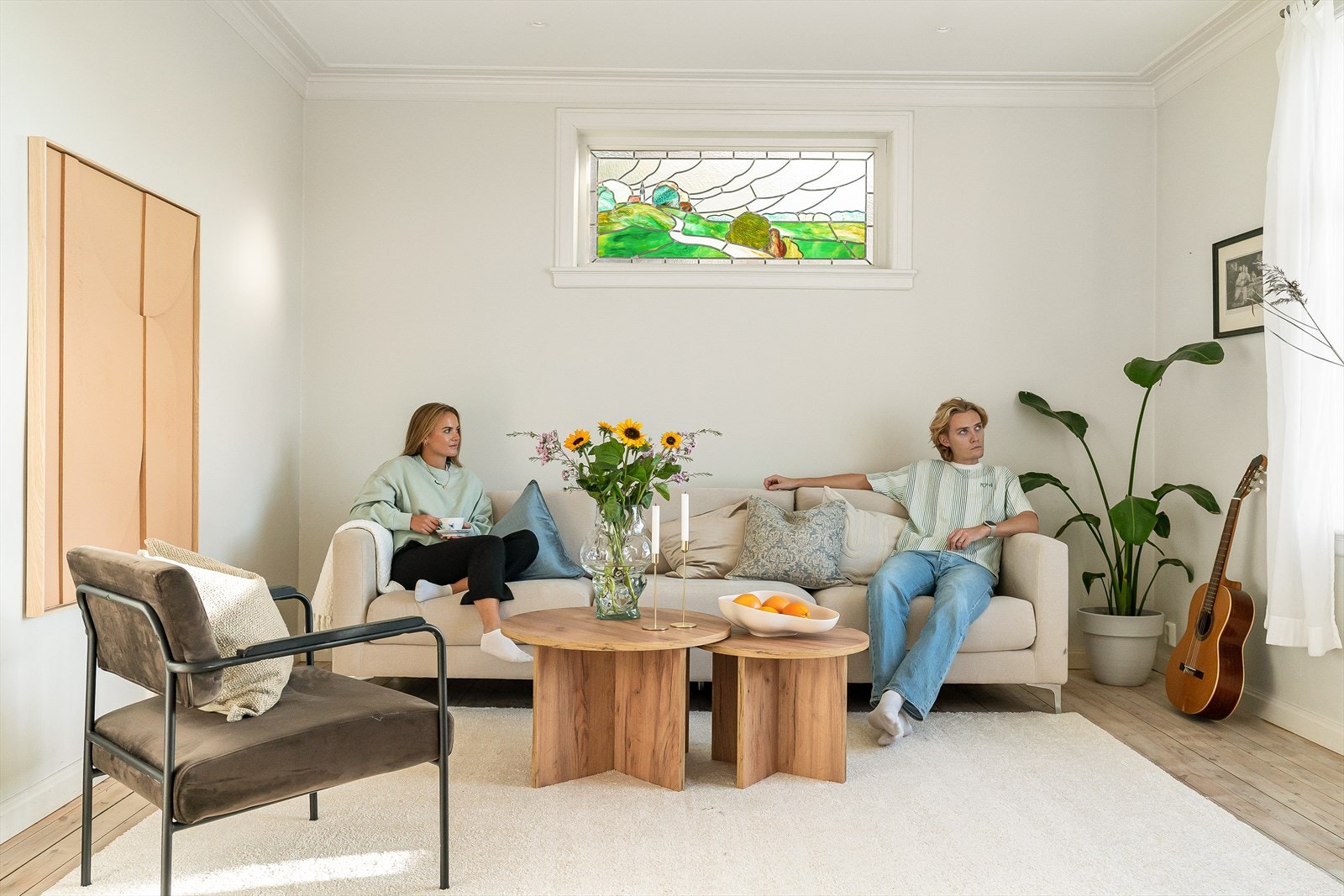 Denne stuen har av dagens eier vært benyttet som TV-stue. TV og internett leveres pr. i dag av Altibox. Ny eier velger ønsket leverandør. Galleribilde