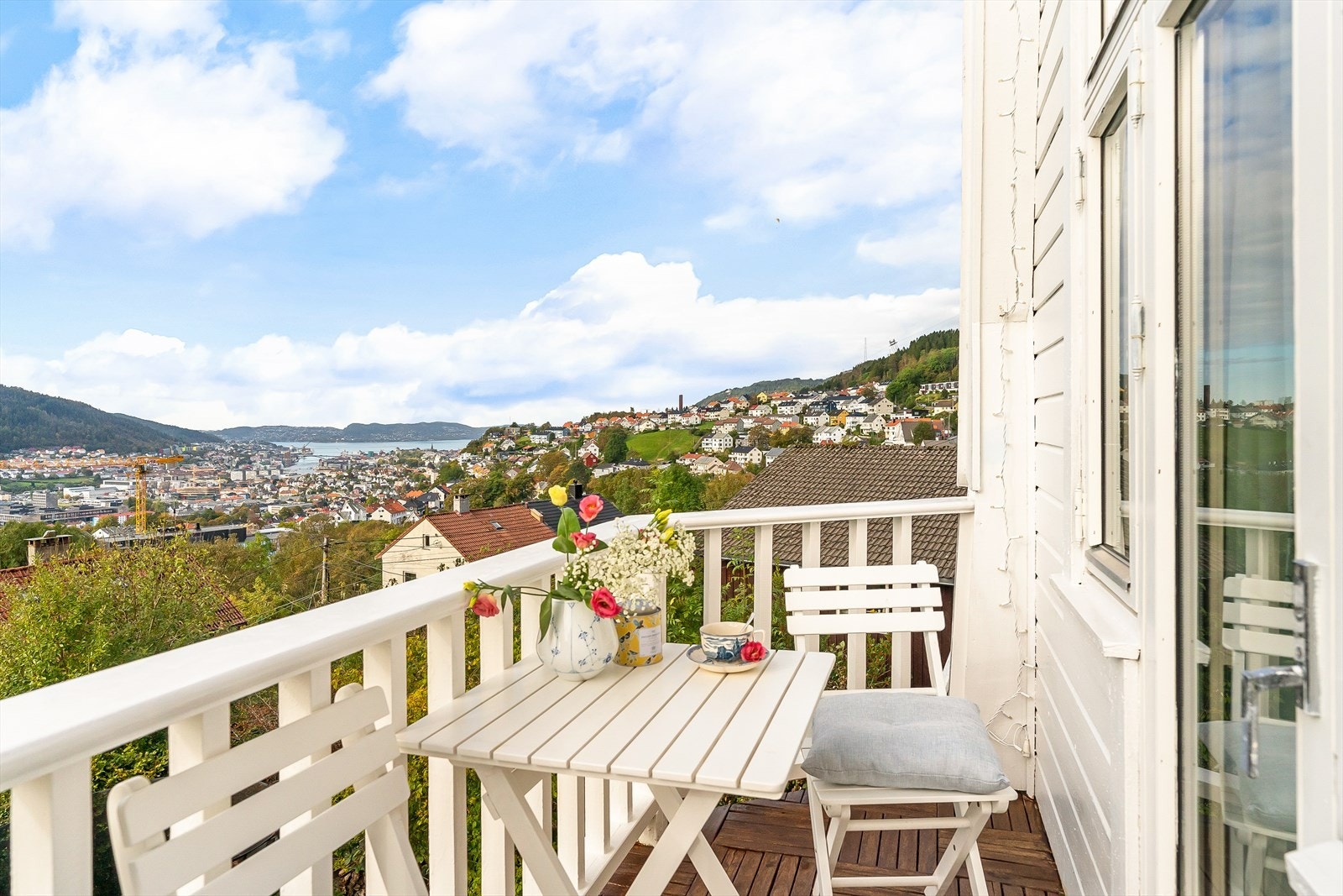 Fra hovedsoveommet i 2.etasje er det utgang til terrasse på 3,1m². Galleribilde