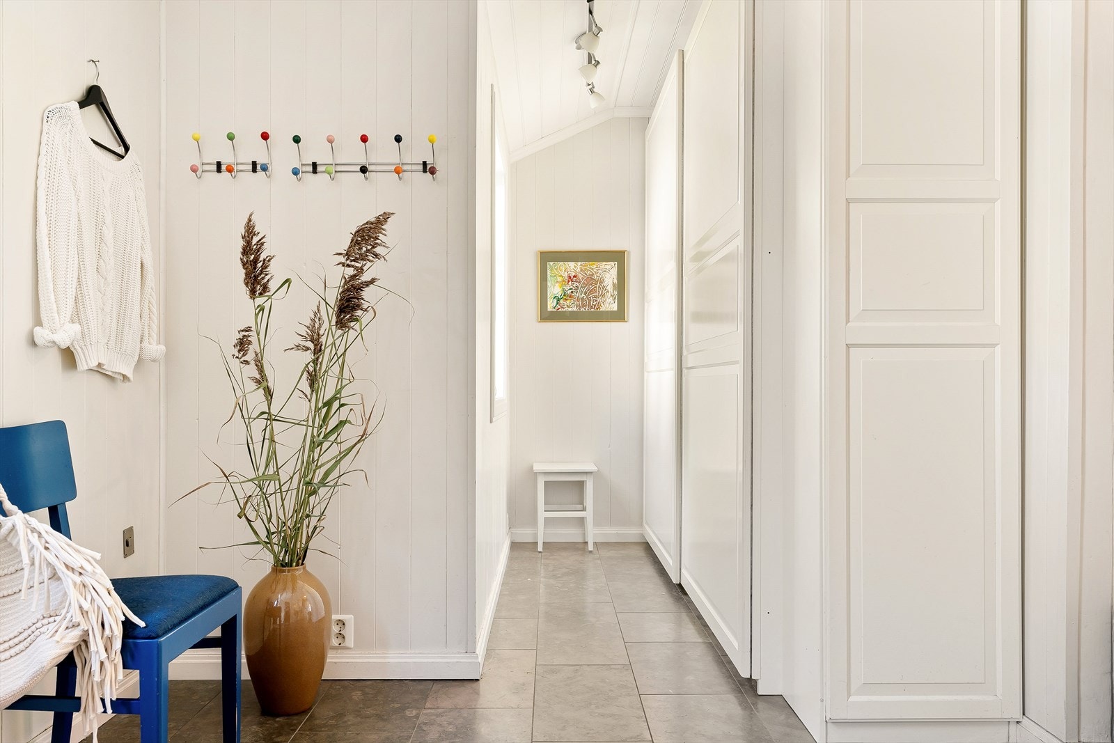 Det er rikelig med oppbevaringsplass for en stor familie. I 2002 ble det installert vannbåren gulvvarme i underetasjen, 1.etasje samt på et soverom og badet i 2.etasje. Galleribilde
