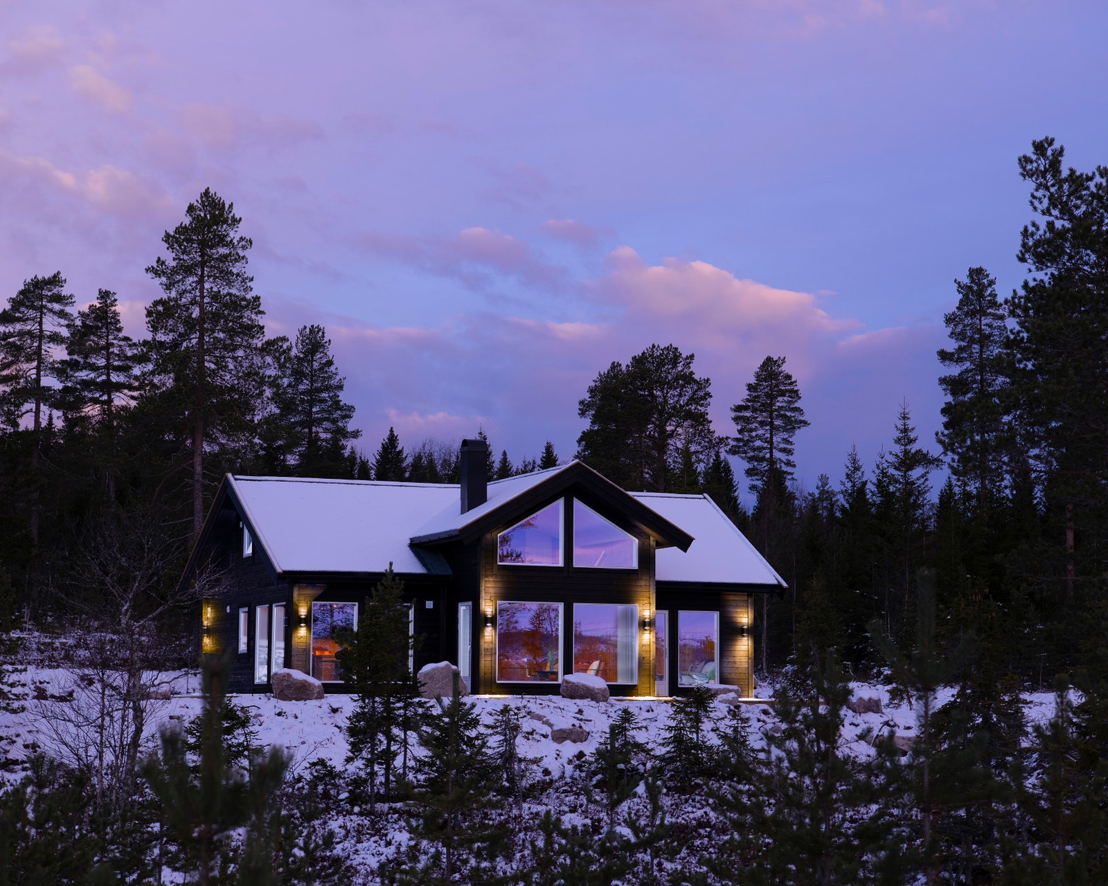 Bilde fra samme hyttemodell tatt i vinter. Flott med oppned lamper på flere sider Galleribilde