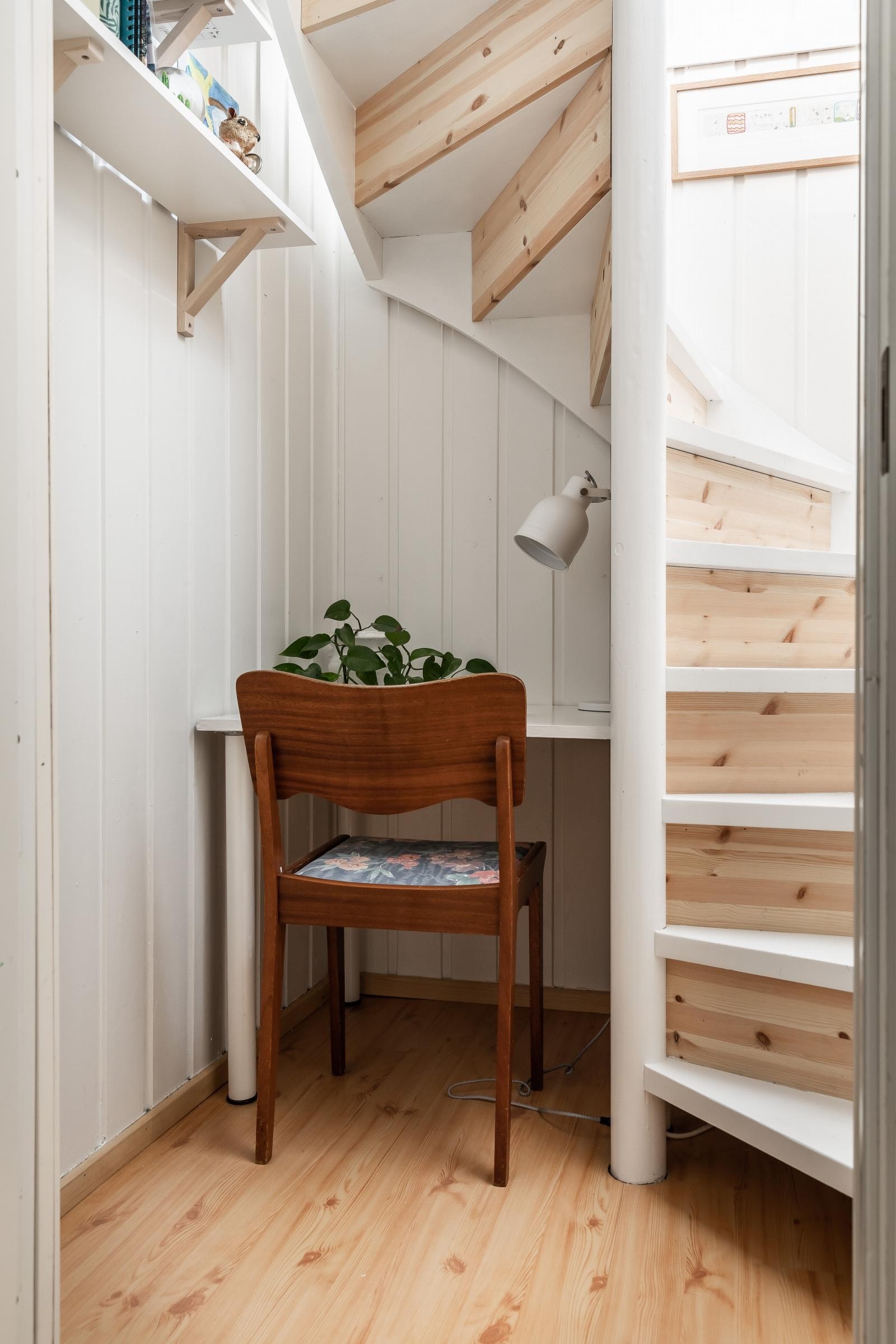 Drømmer du om plass til hjemmekontor? Fra stuen er det egen nedgang til underetasjen med soverom og hjemmekontorløsning under trapperom. Galleribilde