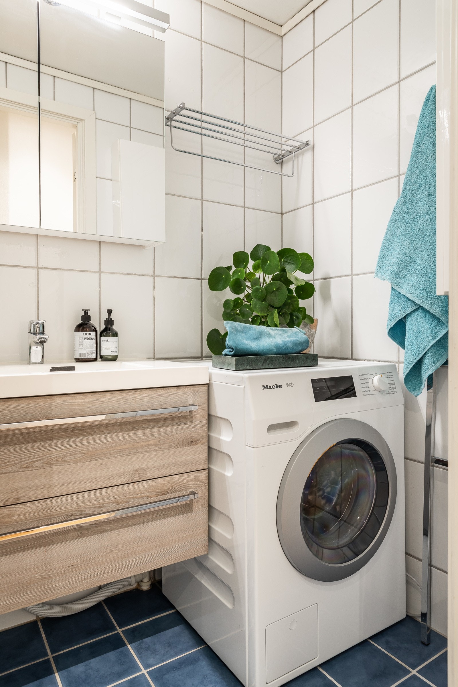 På badet er det opplegg for vaskemaskin. Galleribilde