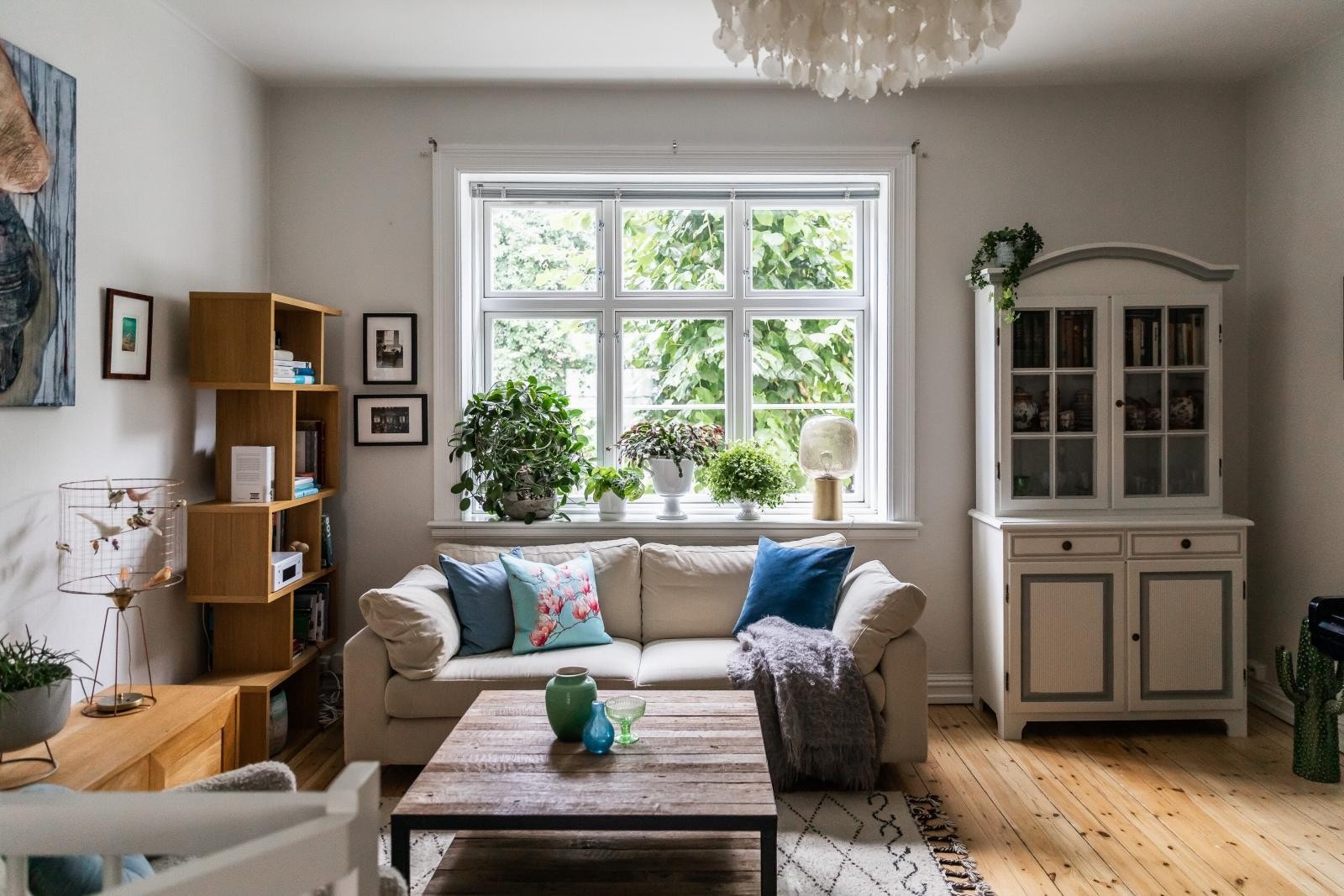 Lys og gjennomgående leilighet med god takhøyde og store vindusflater. Galleribilde